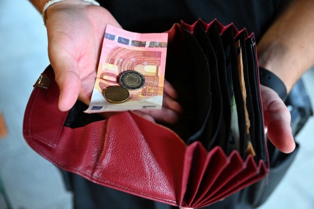 Der 51-Jährige übergab dem Unbekannten Bargeld (Symbolfoto). | Foto: Felix Hörhager (dpa) Der 51-Jährige übergab dem Unbekannten Bargeld (Symbolfoto). | Foto: Felix Hörhager (dpa)