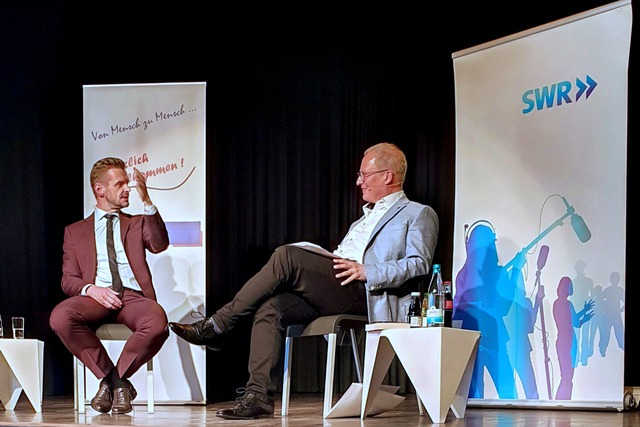 Schlagfertig und wortgewandt: Florian ...n Fragen von Matthias Zeller vom SWR. | Foto: Stadtverwaltung Weil am Rhein/Huber Schlagfertig und wortgewandt: Florian ...n Fragen von Matthias Zeller vom SWR. | Foto: Stadtverwaltung Weil am Rhein/Huber