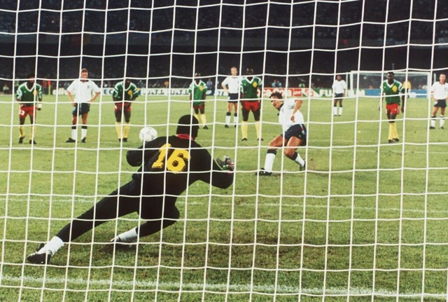 Ein Engländer, der Elfmeter konnte: Ga...ei der WM 1990 im Spiel gegen Kamerun | Foto: dpa Ein Engländer, der Elfmeter konnte: Ga...ei der WM 1990 im Spiel gegen Kamerun | Foto: dpa
