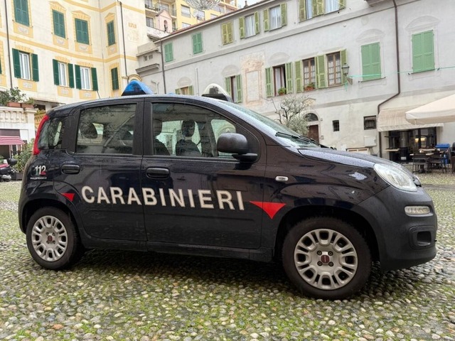 Ein Fahrzeug der italienischen Carabinieri steht auf einem Platz. | Foto: Robert Messer (dpa) Ein Fahrzeug der italienischen Carabinieri steht auf einem Platz. | Foto: Robert Messer (dpa)