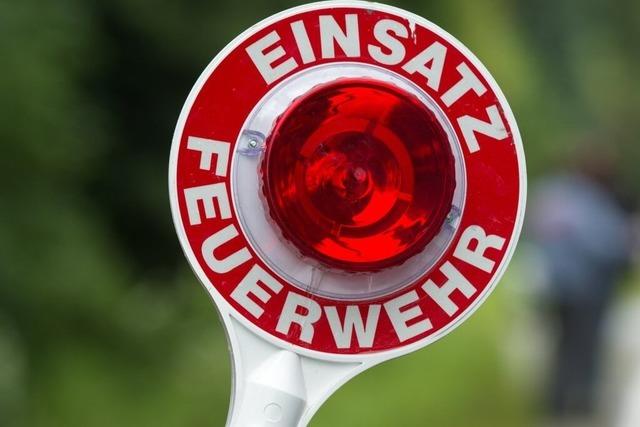 Auto brennt auf der Kreisstrae Richtung Dossenbach