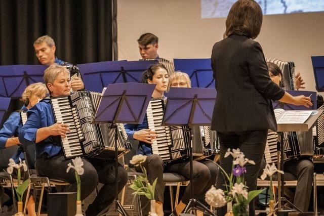 Beifall und Jubelrufe für das Jahreskonzert des Harmonika Orchester Schopfheim – und für den Nachwuchs