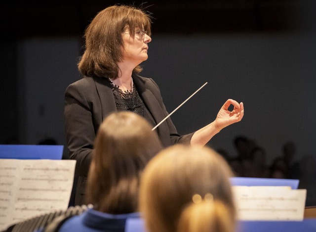 Dirigentin Monika Müller führt das Orchester zu musikalischen Glanzleistungen. | Foto: Paul Eischet Dirigentin Monika Müller führt das Orchester zu musikalischen Glanzleistungen. | Foto: Paul Eischet