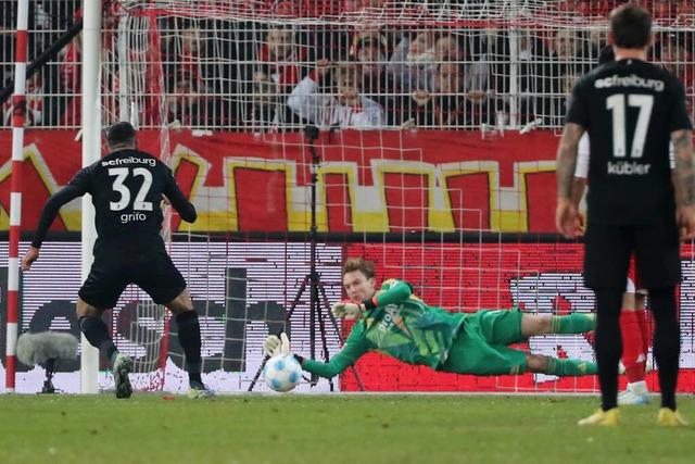 Frederik Rnnow taucht ab und hlt den...nde der Saison sind&#39;s sogar sechs.  | Foto: IMAGO/O.Behrendt