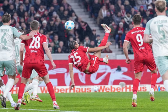 Artistisches Tor: Kiliann Sildillia tr...llrckzieher zur Fhrung gegen Bremen.  | Foto: IMAGO/Arne Amberg