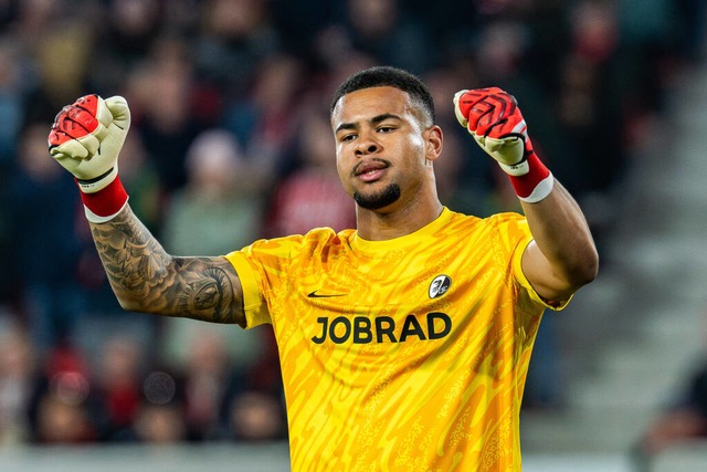 Stellt im Frhjahr einen neuen Zu-Null...SC Freiburg auf: Torhter Noah Atubolu  | Foto: IMAGO/Bahho Kara