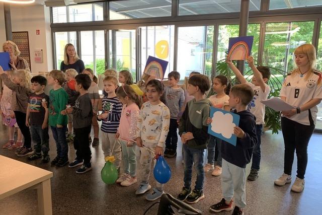 Gesang der Kita-Kinder berhrt die Bewohner des Seniorenzentrums in Steinen