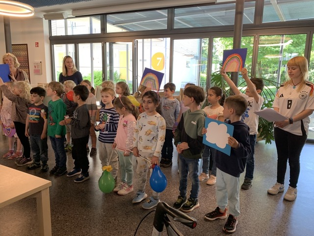 Die Kinder des katholischen Hebelkinde...zu Besuch im Seniorenzentrum Mühlehof. | Foto: Silvia Cipra-Krey Die Kinder des katholischen Hebelkinde...zu Besuch im Seniorenzentrum Mühlehof. | Foto: Silvia Cipra-Krey