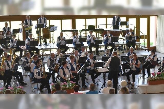 Rock, Pop, Marsch und Polka: Musikverein Harmonie Schuttern begeistert mit seinem Frhlingskonzert