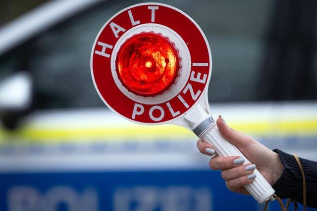 Der Fahrer hat versucht, einer Polizeikontrolle zu entkommen (Symbolfoto). | Foto: Soeren Stache (dpa) Der Fahrer hat versucht, einer Polizeikontrolle zu entkommen (Symbolfoto). | Foto: Soeren Stache (dpa)
