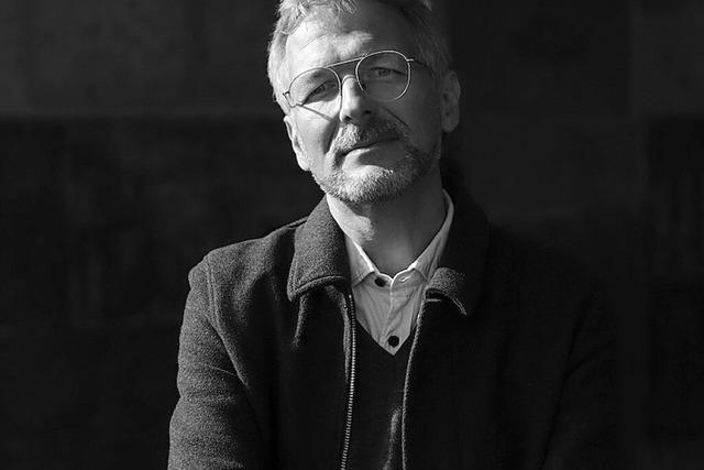 Volker Wei spricht mit dem Schriftsteller Karl-Heinz Ott ber das Geschichtsbild neurechter Bewegungen im Literaturhaus Freiburg
