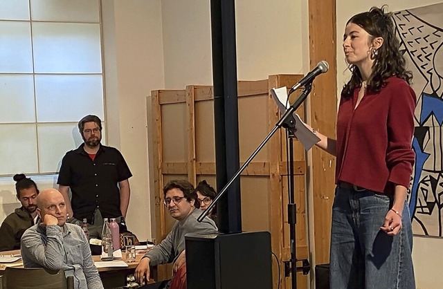 Die Ettenheimer Schülerin Mia Kemper t...ext zur Bedeutung der Demokratie vor. | Foto: Bertold Obergföll Die Ettenheimer Schülerin Mia Kemper t...ext zur Bedeutung der Demokratie vor. | Foto: Bertold Obergföll