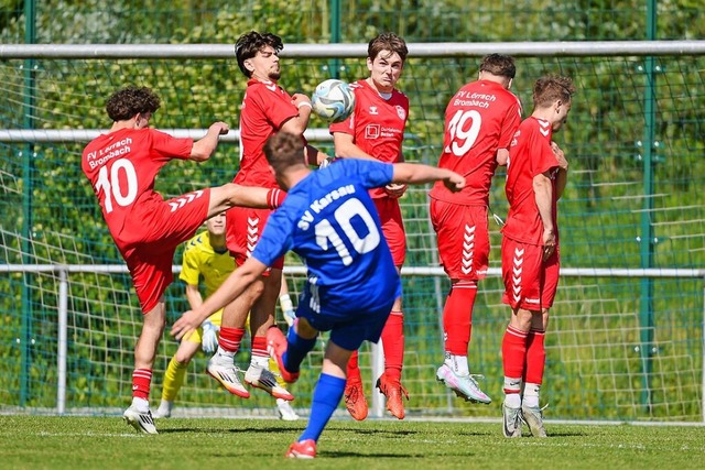 Pascal Zumkeller vom SV Karsau (vorne)...ber die Mauer des FV Lörrach-Brombach. | Foto: Gerd Gründl Pascal Zumkeller vom SV Karsau (vorne)...ber die Mauer des FV Lörrach-Brombach. | Foto: Gerd Gründl