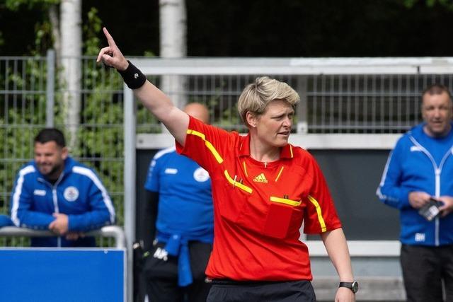 Beim Spiel des SV Titisee muss Melanie Winterhalder als Schiedsrichterin einspringen