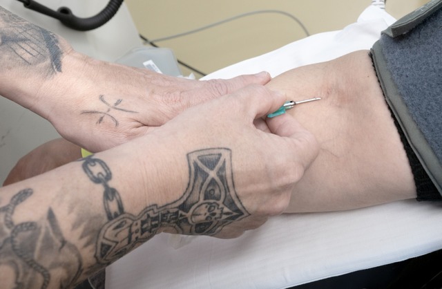 Damit das Blut zügig fließt, wird eine extra dicke Nadel verwendet. | Foto: Stefan Elsemann Damit das Blut zügig fließt, wird eine extra dicke Nadel verwendet. | Foto: Stefan Elsemann