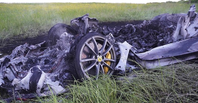 Die beiden Insassen konnten das verung...erlassen, bevor es in Flammen aufging. | Foto: Reinert (dpa) Die beiden Insassen konnten das verung...erlassen, bevor es in Flammen aufging. | Foto: Reinert (dpa)