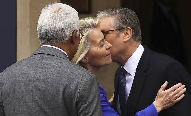 Mit Küsschen begrüßt der britische Pr...sionspräsidentin Ursula von der Leyen. | Foto: Henry Nicholls (dpa) Mit Küsschen begrüßt der britische Pr...sionspräsidentin Ursula von der Leyen. | Foto: Henry Nicholls (dpa)