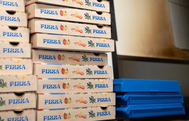 In Tbingen biete mehrere Pizzerien Mehrweg-Pizzaboxen mit Pfand an.  | Foto: Markus Lenhardt (dpa)