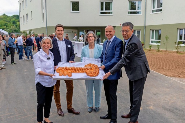 Die Verantwortlichen vom ZfP, vom Land...orischen Schlüsselübergabe in Teigform | Foto: zfp Emmendingen Die Verantwortlichen vom ZfP, vom Land...orischen Schlüsselübergabe in Teigform | Foto: zfp Emmendingen