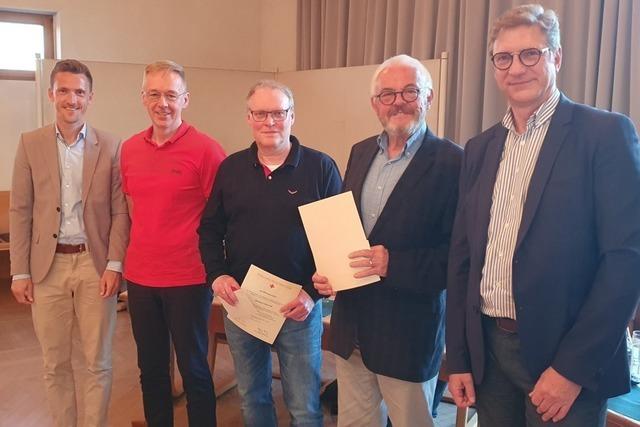 DRK und Brgermeister ehren einen Mann aus Gundelfingen fr 50 Blutspenden