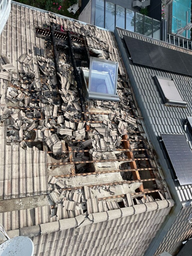 Das Dach wurde von der Wehr geöffnet. | Foto: Feuerwehr Gundelfingen Das Dach wurde von der Wehr geöffnet. | Foto: Feuerwehr Gundelfingen