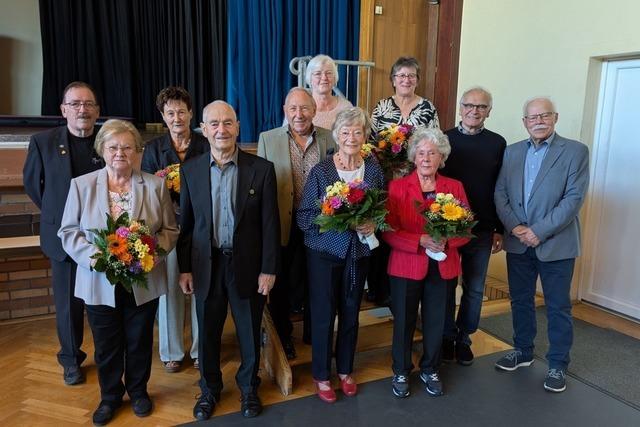 Ehrenmitglieder des Turnverein Weil am Rhein spenden 11.675 Euro fr Jahnhalle-Innovation