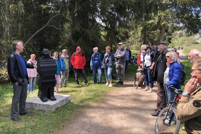 Figuren des Freiburger Knstlers Matthias Dmpfle sind auf einem Wanderweg im Schwarzwald zu sehen