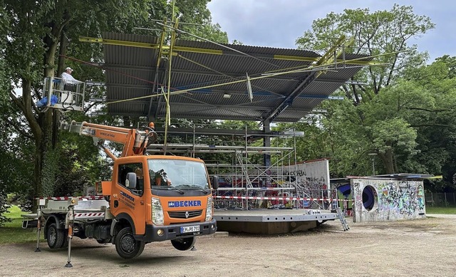 Der Gerüstbauer am Pavillon zeigt an, dass die Sanierung begonnen hat. | Foto: Fabian Linder Der Gerüstbauer am Pavillon zeigt an, dass die Sanierung begonnen hat. | Foto: Fabian Linder