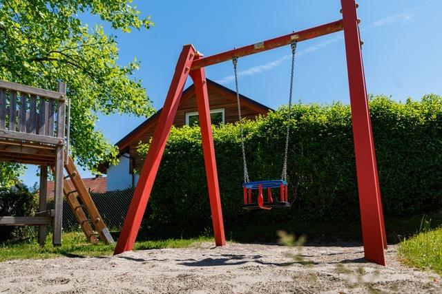 Die Gemeinde Eichstetten erneuert Spielgerte und den Fallschutz auf Kinderspielpltzen