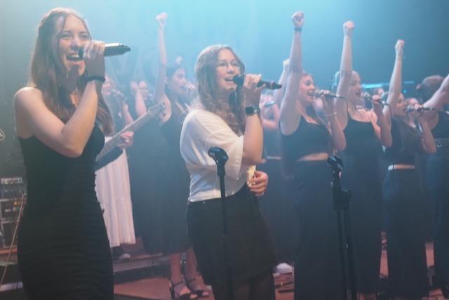 Chor und Band der St.-Landolin-Schule in Ettenheim geben ein furioses Konzert