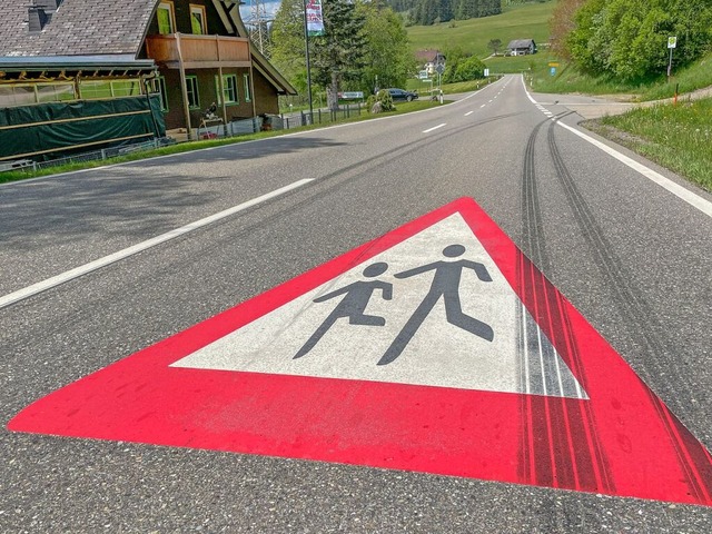 Hinweisschilder helfen nicht: Bürgeri...Unterschriften gegen Raserei übergeben | Foto: Wilfried Dieckmann Hinweisschilder helfen nicht: Bürgeri...Unterschriften gegen Raserei übergeben | Foto: Wilfried Dieckmann