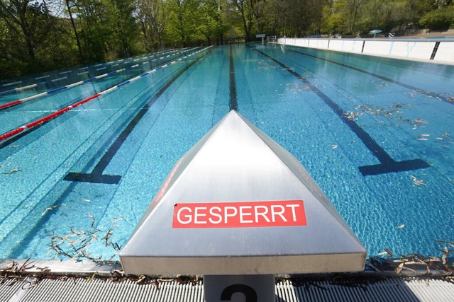 Weil die Kommunen sparen müssen, wird ... oder andere Schwimmbad dicht gemacht. | Foto: Jörg Carstensen (dpa) Weil die Kommunen sparen müssen, wird ... oder andere Schwimmbad dicht gemacht. | Foto: Jörg Carstensen (dpa)