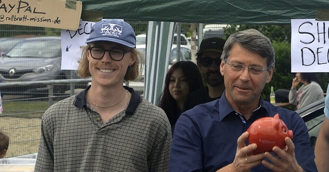 Bürgermeister Bruno Metz (rechts) nimm...n ihm: Skatepark-Initiator Janick Vogt | Foto: Arne Seifert Bürgermeister Bruno Metz (rechts) nimm...n ihm: Skatepark-Initiator Janick Vogt | Foto: Arne Seifert