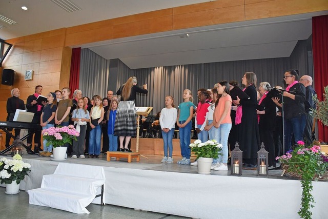 Die Chöre und der Mandolinen- und Gitarrenverein beim Bühnenauftritt. | Foto: Roland Vitt Die Chöre und der Mandolinen- und Gitarrenverein beim Bühnenauftritt. | Foto: Roland Vitt