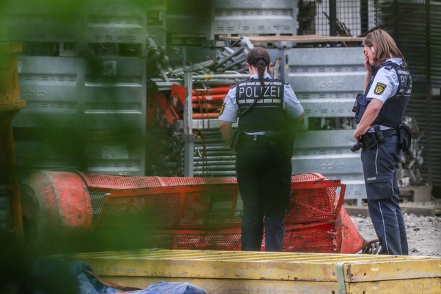 Beim Absturz einer Brückenbaugondel au...sind drei Arbeiter ums Leben gekommen. | Foto: Christoph Schmidt (dpa) Beim Absturz einer Brückenbaugondel au...sind drei Arbeiter ums Leben gekommen. | Foto: Christoph Schmidt (dpa)