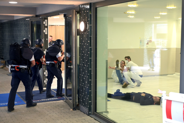 Bei der Amok-bung der Polizei in der Uniklinik mssen Verletzte erstmal warten - eigentlich