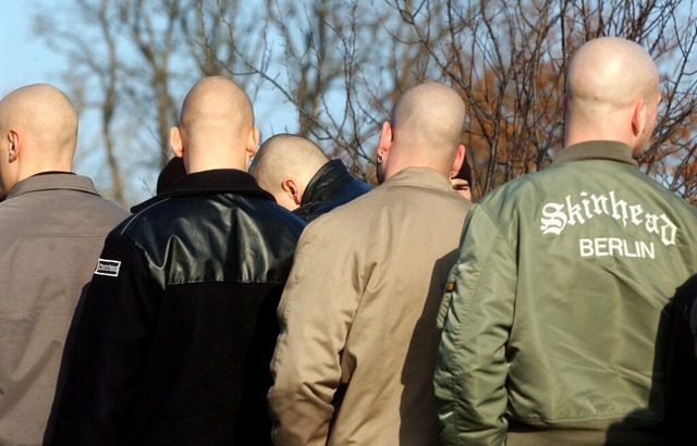 Junge Neonazis stehen während einer De...on im Jahr 2023 zusammen. (Symbolbild) | Foto: Patrick Pleul (dpa) Junge Neonazis stehen während einer De...on im Jahr 2023 zusammen. (Symbolbild) | Foto: Patrick Pleul (dpa)
