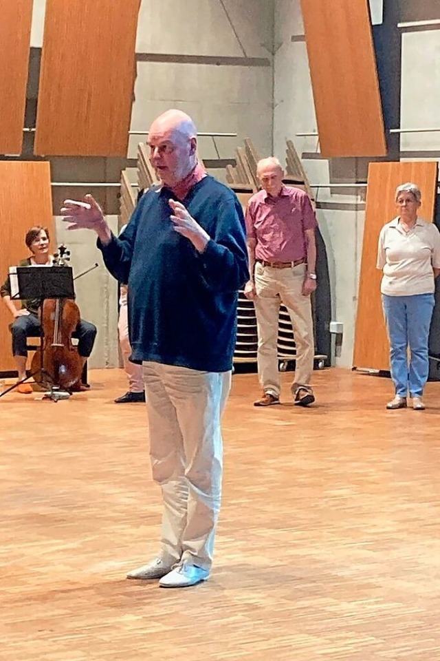 Uwe Schlottermller (vorne) leitete &#...en&#8220; im Ensemblehaus Freiburg an.  | Foto: Karin Kleis