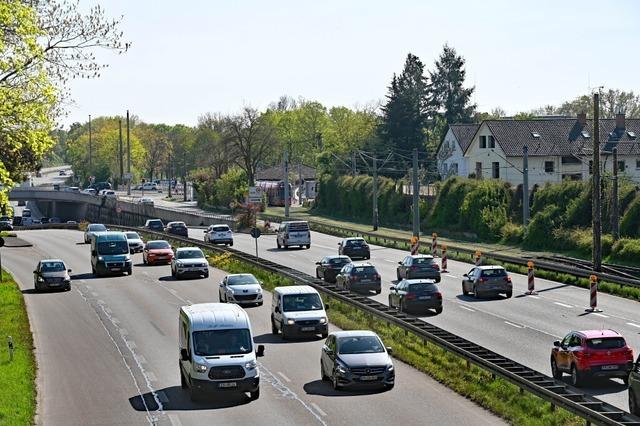 Rabiater Autofahrer bremst anderen auf Freiburger Paduaallee aus, beleidigt und bespuckt ihn