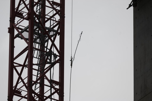 Ein Seilende wird am Unglücksort an ei...austelle von einem Seil herabgelassen. | Foto: Marijan Murat (dpa) Ein Seilende wird am Unglücksort an ei...austelle von einem Seil herabgelassen. | Foto: Marijan Murat (dpa)