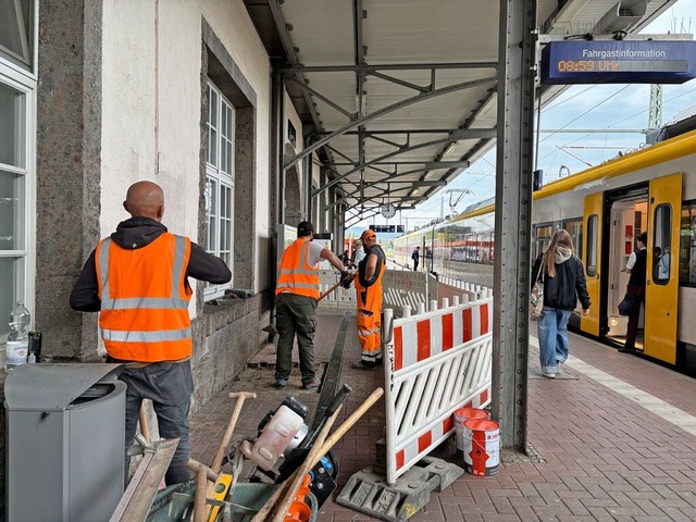 Am Breisacher Bahnhof werden Kabel neu verlegt.  | Foto: Sophia Ungerland