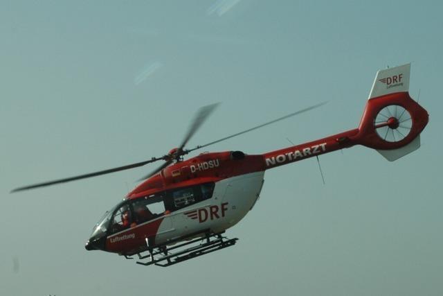 Notarzt wird fr Einsatz im Wald bei Freiburg vom Hubschrauber abgeseilt