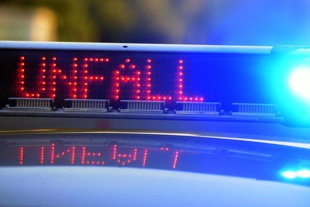 Bus fhrt auf zentralem Neuenburger Kreisel auf Auto auf
