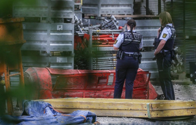 Einsatzkräfte der Polizei stehen auf d...hbrücken-Baustelle neben einer Gondel. | Foto: Christoph Schmidt (dpa) Einsatzkräfte der Polizei stehen auf d...hbrücken-Baustelle neben einer Gondel. | Foto: Christoph Schmidt (dpa)