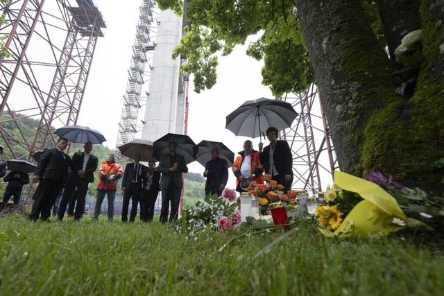 Nach dem tödlichen Gondelabsturz auf e...r Politik Blumen an einem Baum nieder. | Foto: Marijan Murat (dpa) Nach dem tödlichen Gondelabsturz auf e...r Politik Blumen an einem Baum nieder. | Foto: Marijan Murat (dpa)