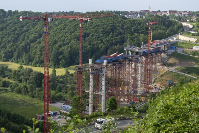 Gerüste sind an der Baustelle der Hochbrücke in Horb am Neckar zu sehen. | Foto: Marijan Murat (dpa) Gerüste sind an der Baustelle der Hochbrücke in Horb am Neckar zu sehen. | Foto: Marijan Murat (dpa)