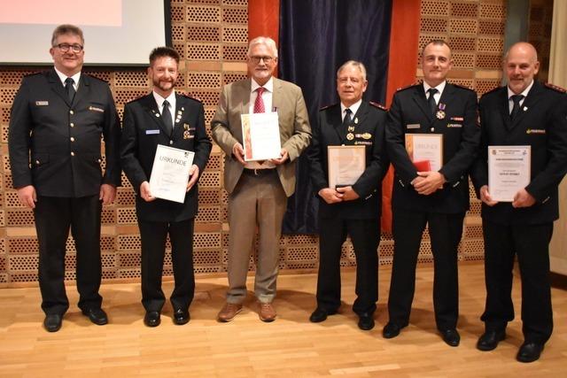Goldene Ehrenmedaille fr Hauinger Feuerwehrmann Rino Picen