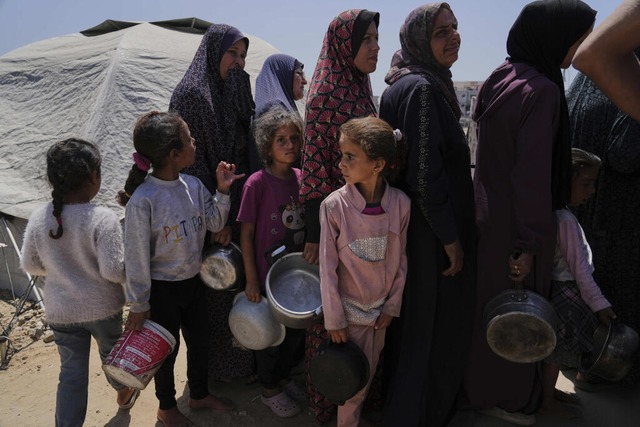 Vertriebene Palästinenser stellen sich... um gespendete Mahlzeiten zu erhalten. | Foto: Jehad Alshrafi (dpa) Vertriebene Palästinenser stellen sich... um gespendete Mahlzeiten zu erhalten. | Foto: Jehad Alshrafi (dpa)