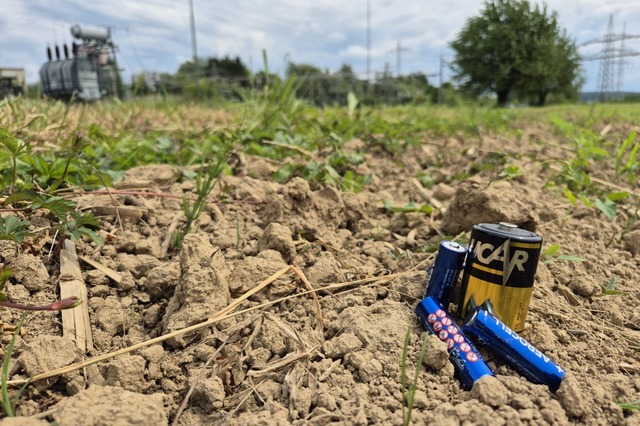 Neben einem Umspannwerk in Hertingen p...m aus dem öffentlichen Netz aufnehmen. | Foto: Hannes Selz Neben einem Umspannwerk in Hertingen p...m aus dem öffentlichen Netz aufnehmen. | Foto: Hannes Selz