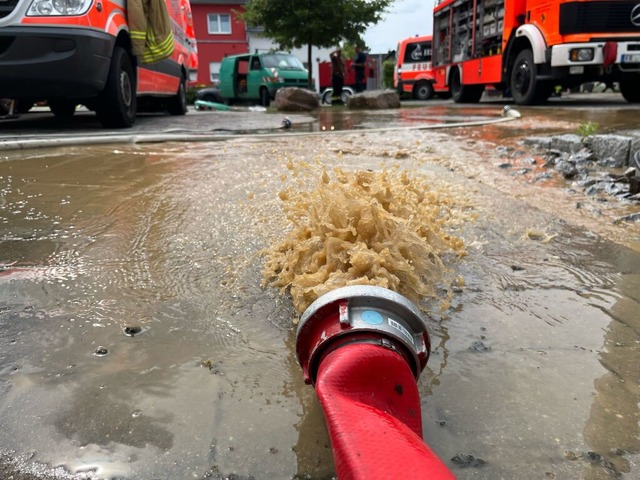 Starkregen während des Gewitters sorgt...n und mit Wasser vollgelaufene Keller. | Foto: Feuerwehr Bad Krozingen Starkregen während des Gewitters sorgt...n und mit Wasser vollgelaufene Keller. | Foto: Feuerwehr Bad Krozingen